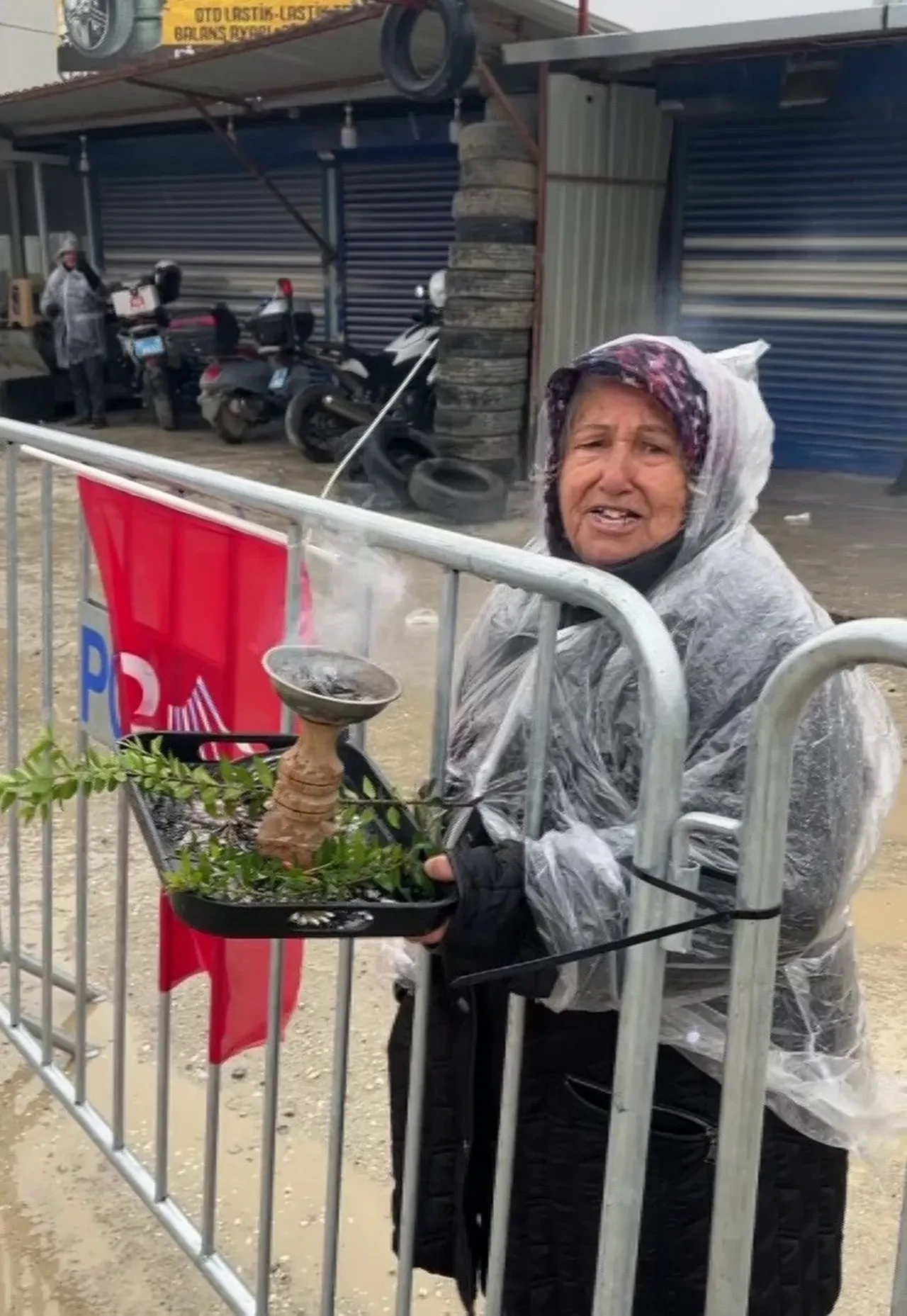 Özgür Özel'in mitinginde kendini yaktı