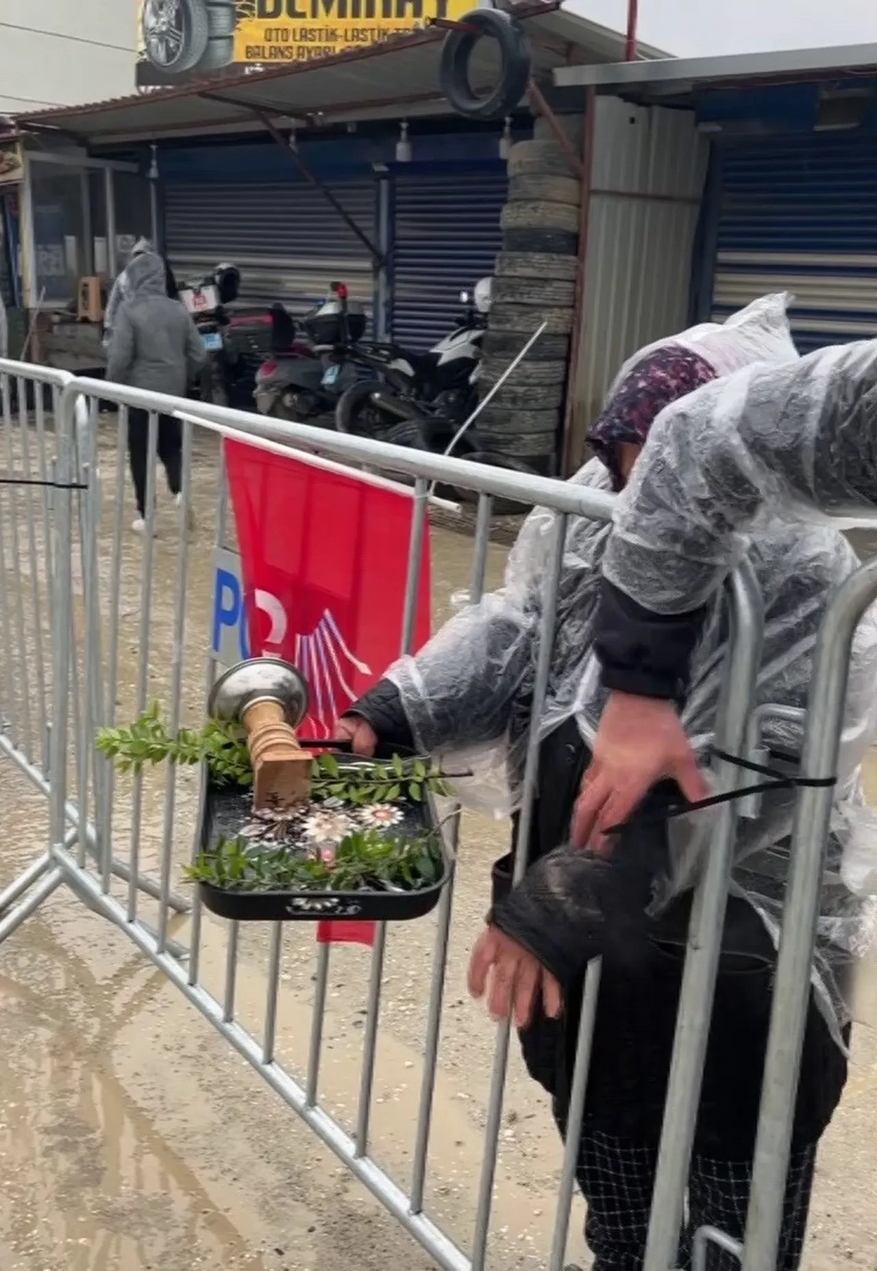 Özgür Özel'in mitinginde kendini yaktı