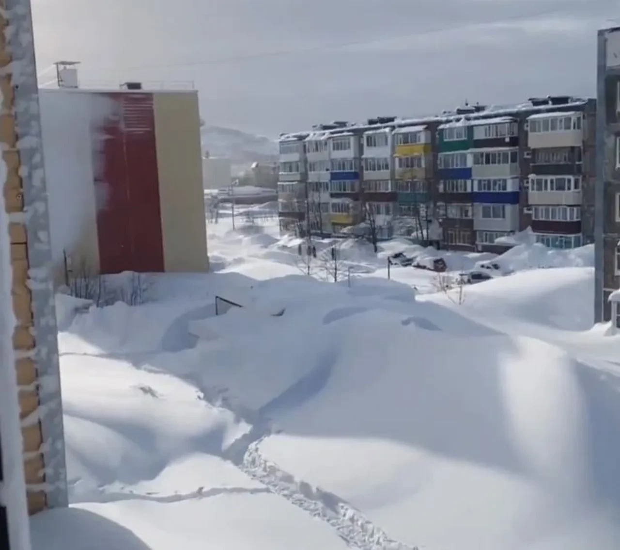 Rusya'nın Kamçatka bölgesinde yağan kar binanın 4. katına kadar çıktı! Acil durum ilan edildi: Can kayıpları var