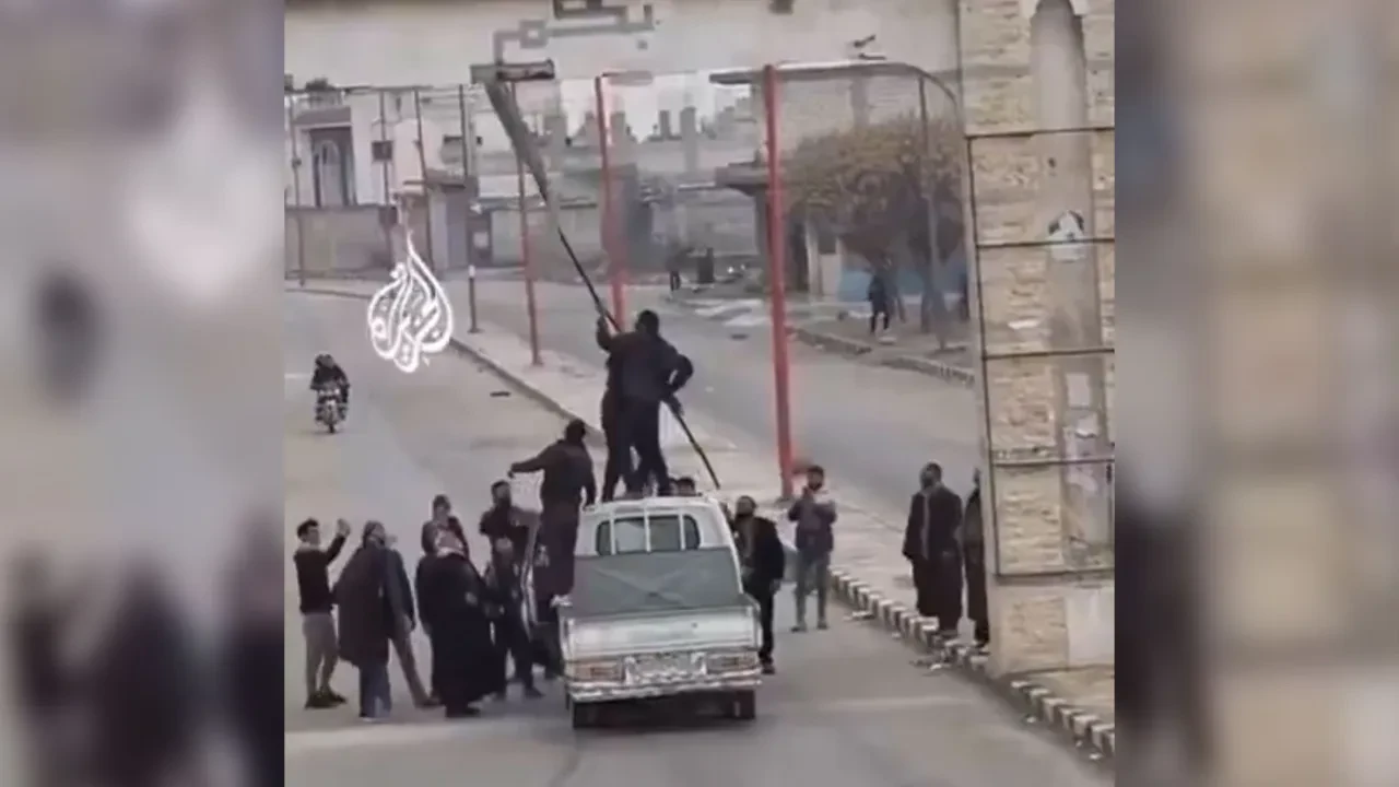 Suriye ordusu ilerliyor! Terör örgütü YPG'nin kent girişindeki sözde bayrağı indirildi 