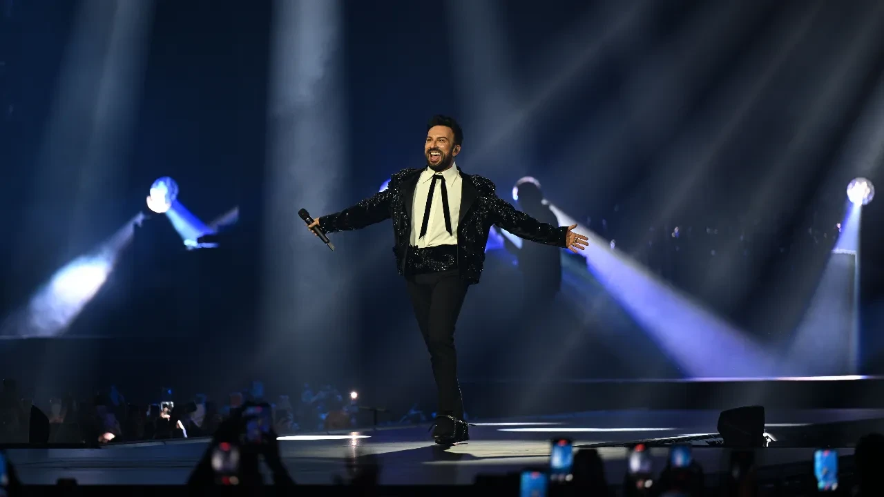 Tarkan, 7 yıl sonra yeniden İstanbul konserinde: 'Affedin beni' diyerek özür diledi
