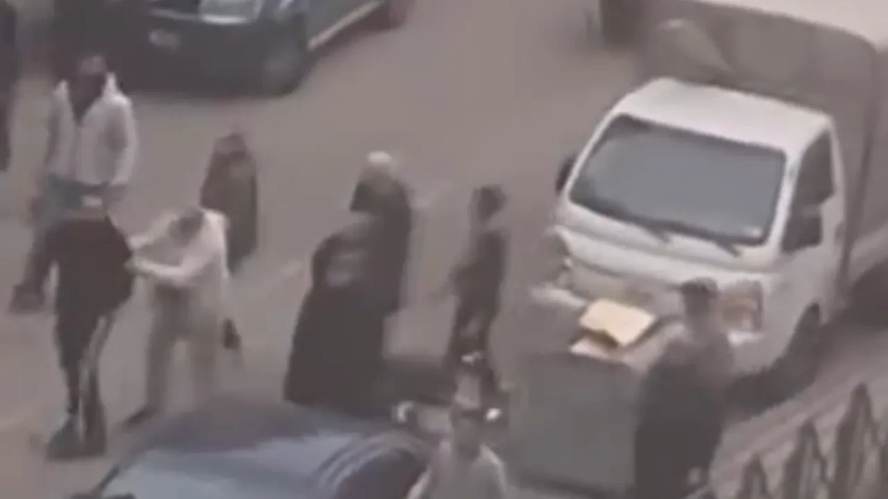 Yol ortasındaki kavga trafiği kilitledi! O anlar kamerada 