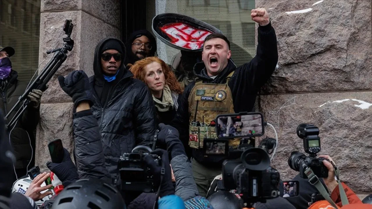 ABD'de alçak provokasyon: Müslüman karşıtı gösteride Kur'an-ı Kerim yakma girişimi