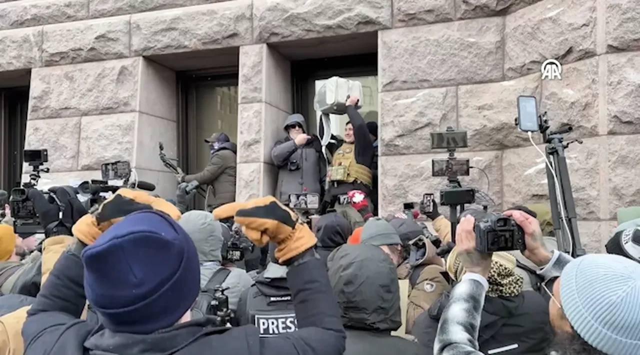 ABD'de alçak provokasyon: Müslüman karşıtı gösteride Kur'an-ı Kerim yakma girişimi