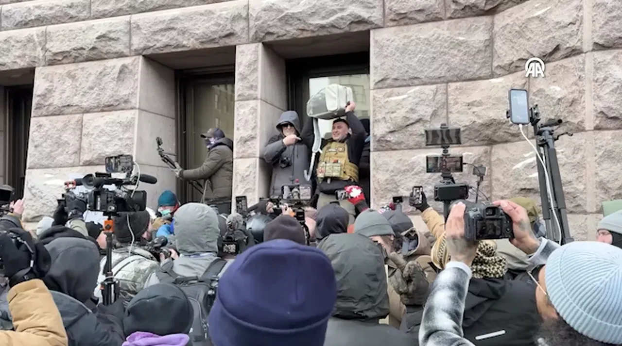 ABD'de alçak provokasyon: Müslüman karşıtı gösteride Kur'an-ı Kerim yakma girişimi