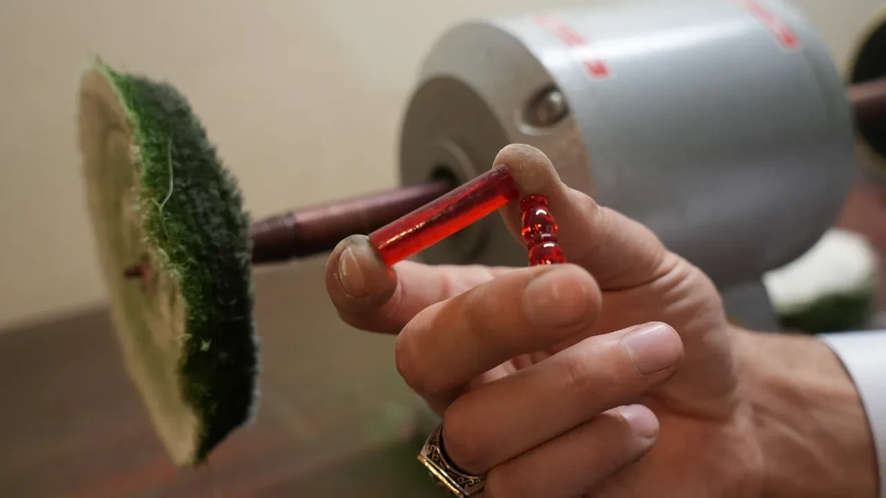 Alıp satmak yetmedi, şimdi kendi yapıyor! Bir tanesi için iki gününü harcıyor