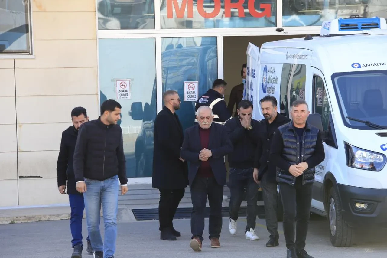 Antalya'da dehşete düşüren olay! Eşini kanlar içinde hastaneye götürdü: Söyledikleri kan dondurdu