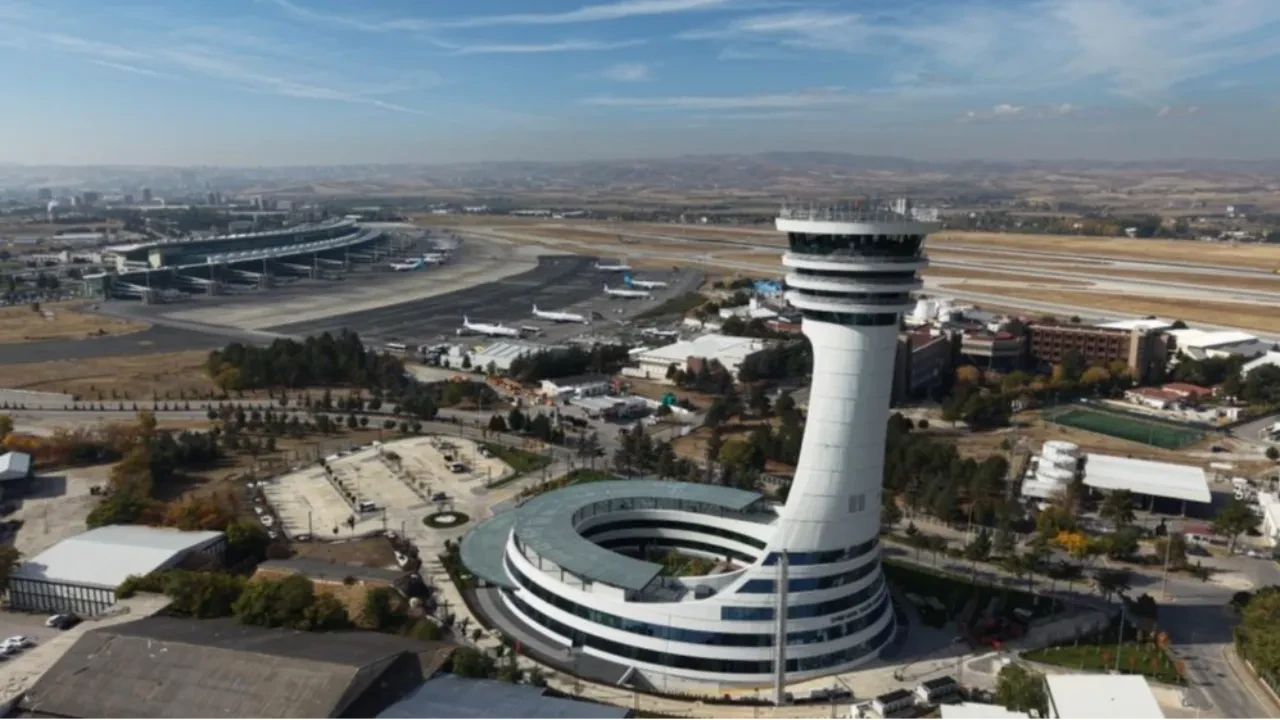 Bakan Abdulkadir Uraloğlu duyurdu! Esenboğa Havalimanı'nın 3. pisti açılıyor 