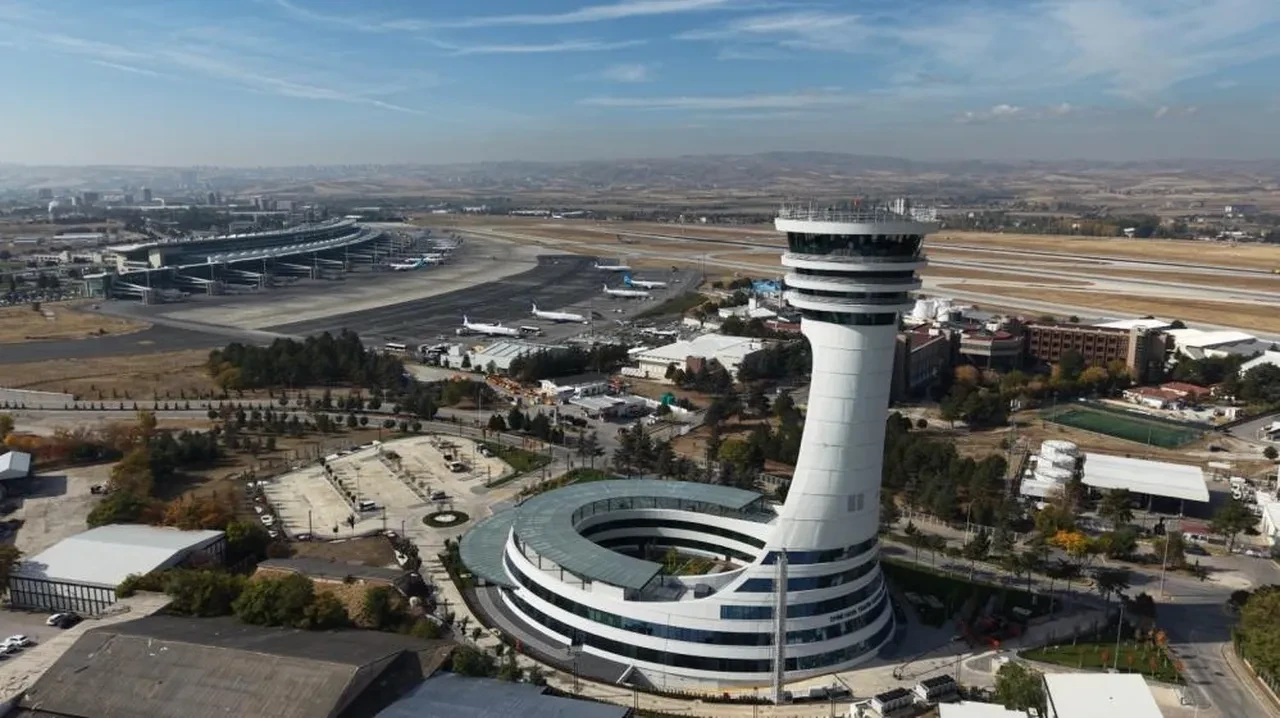 Bakan Abdulkadir Uraloğlu duyurdu! Esenboğa Havalimanı'nın 3. pisti açılıyor 