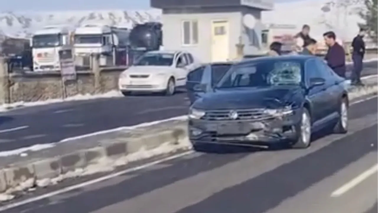 Çarpmanın etkisiyle metrelerce havaya fırladı! Kaza anı kameraya böyle yansıdı