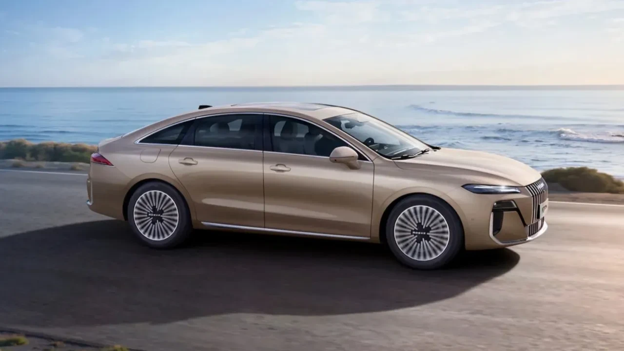 Çin'den ezber bozan hibrit sedan! Lüks özellikleri bedavadan biraz pahalıya sunuyor: Türkiye'ye gelirse yok satar