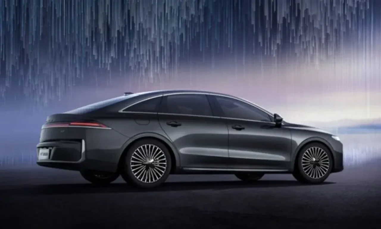 Çin'den ezber bozan hibrit sedan! Lüks özellikleri bedavadan biraz pahalıya sunuyor: Türkiye'ye gelirse yok satar