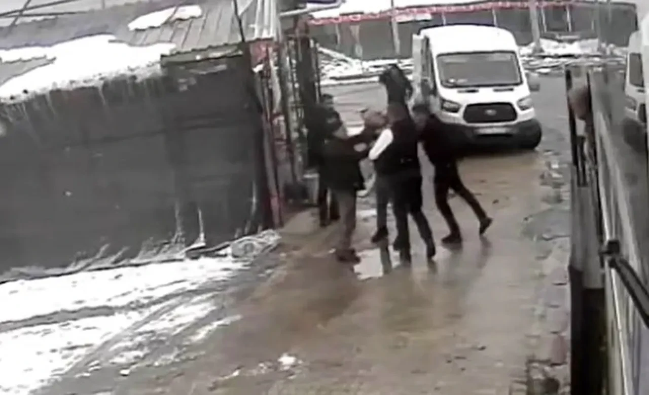 Demir çubuklu kavganın sebebi belli oldu! Meğer duvara tuvaletini yapmış