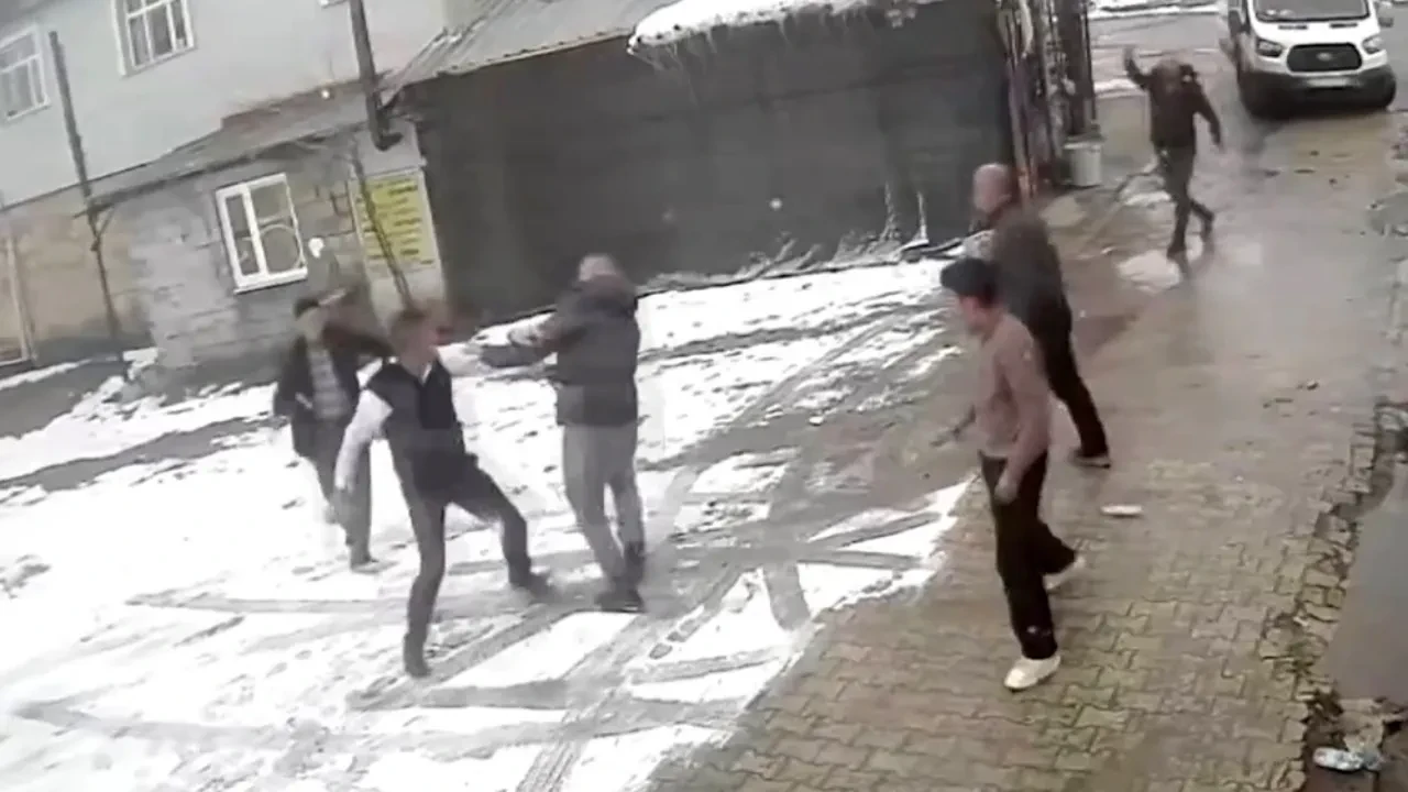 Demir çubuklu kavganın sebebi belli oldu! Meğer duvara tuvaletini yapmış