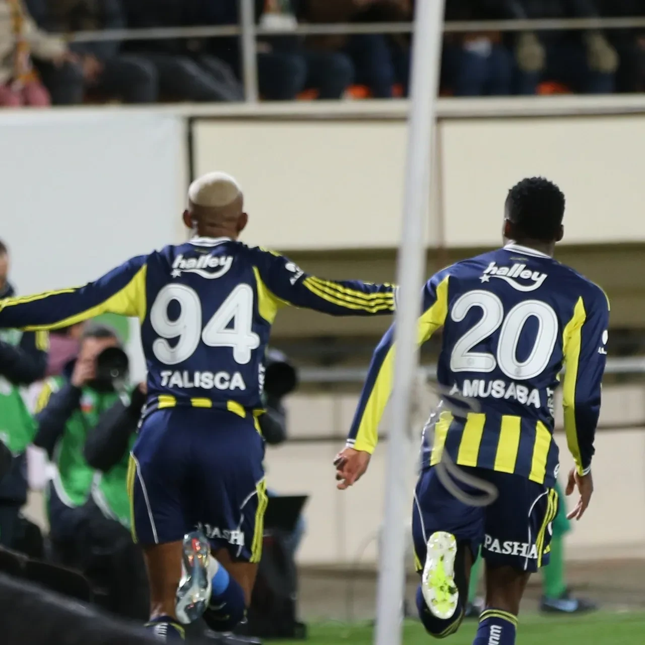 Fenerbahçe Alanyaspor deplasmanında galip geldi: Lider Galatasaray'a yakın takip!