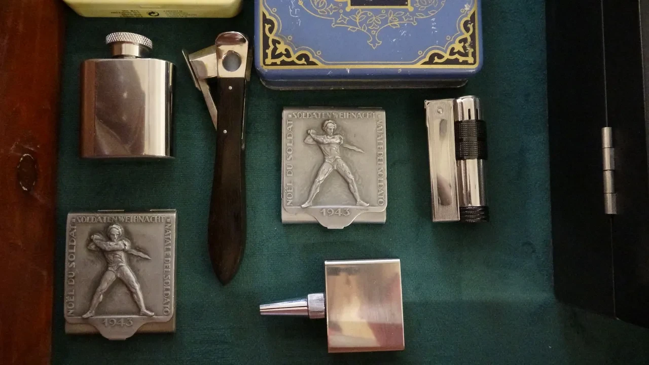 Hevesi tutkuya dönüştü: Servet değerindeki çakmakların olduğu koleksiyon göz kamaştırdı