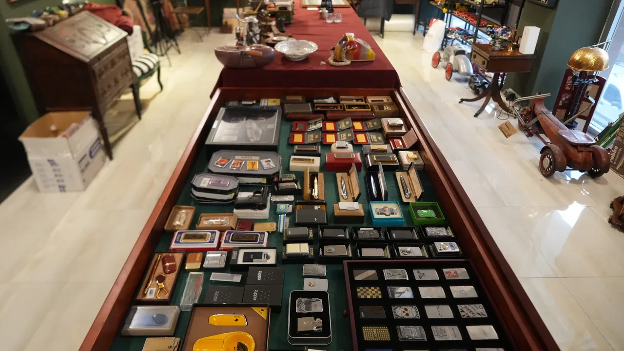 Hevesi tutkuya dönüştü: Servet değerindeki çakmakların olduğu koleksiyon göz kamaştırdı