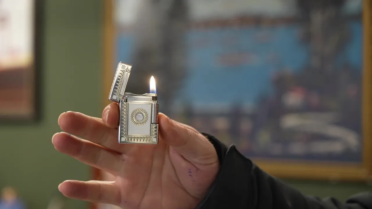 Hevesi tutkuya dönüştü: Servet değerindeki çakmakların olduğu koleksiyon göz kamaştırdı