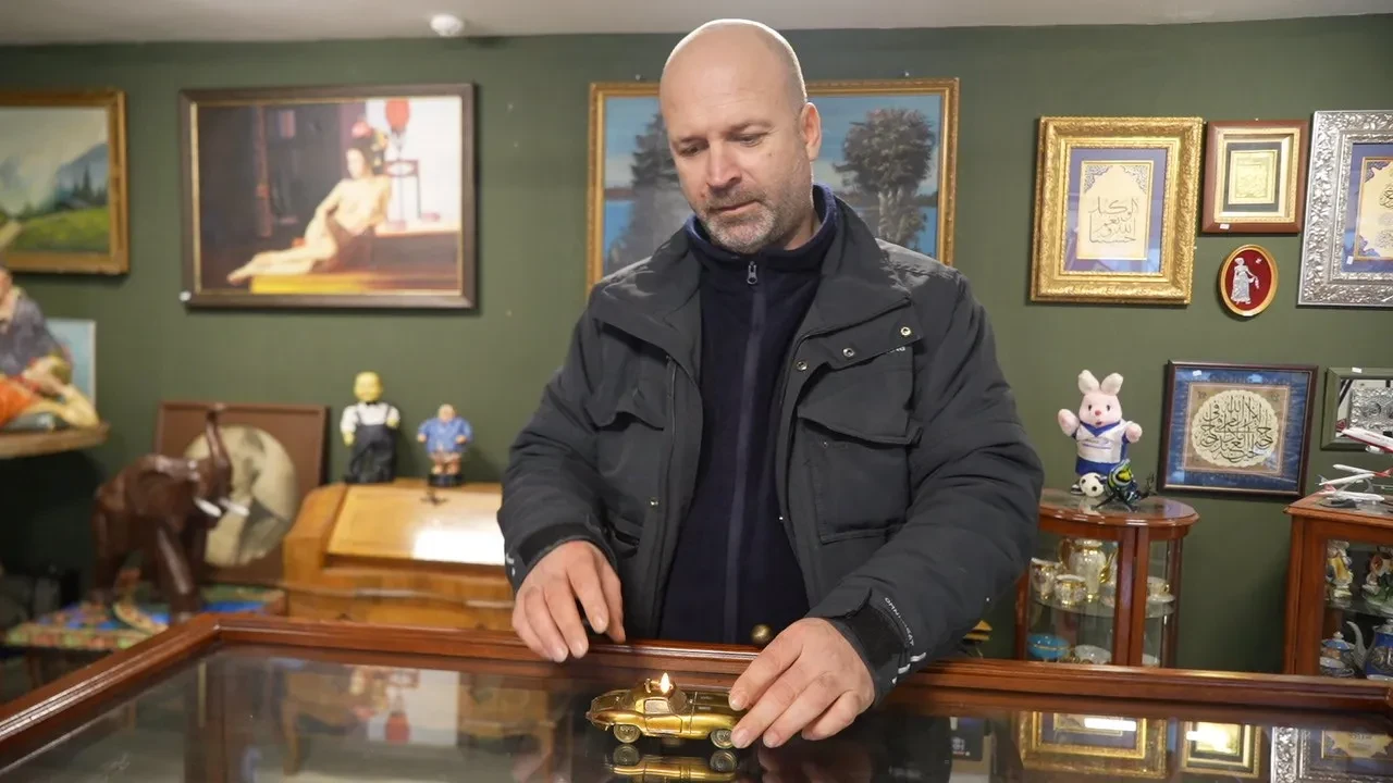 Hevesi tutkuya dönüştü: Servet değerindeki çakmakların olduğu koleksiyon göz kamaştırdı