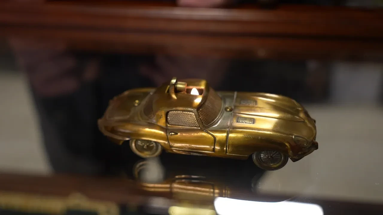 Hevesi tutkuya dönüştü: Servet değerindeki çakmakların olduğu koleksiyon göz kamaştırdı