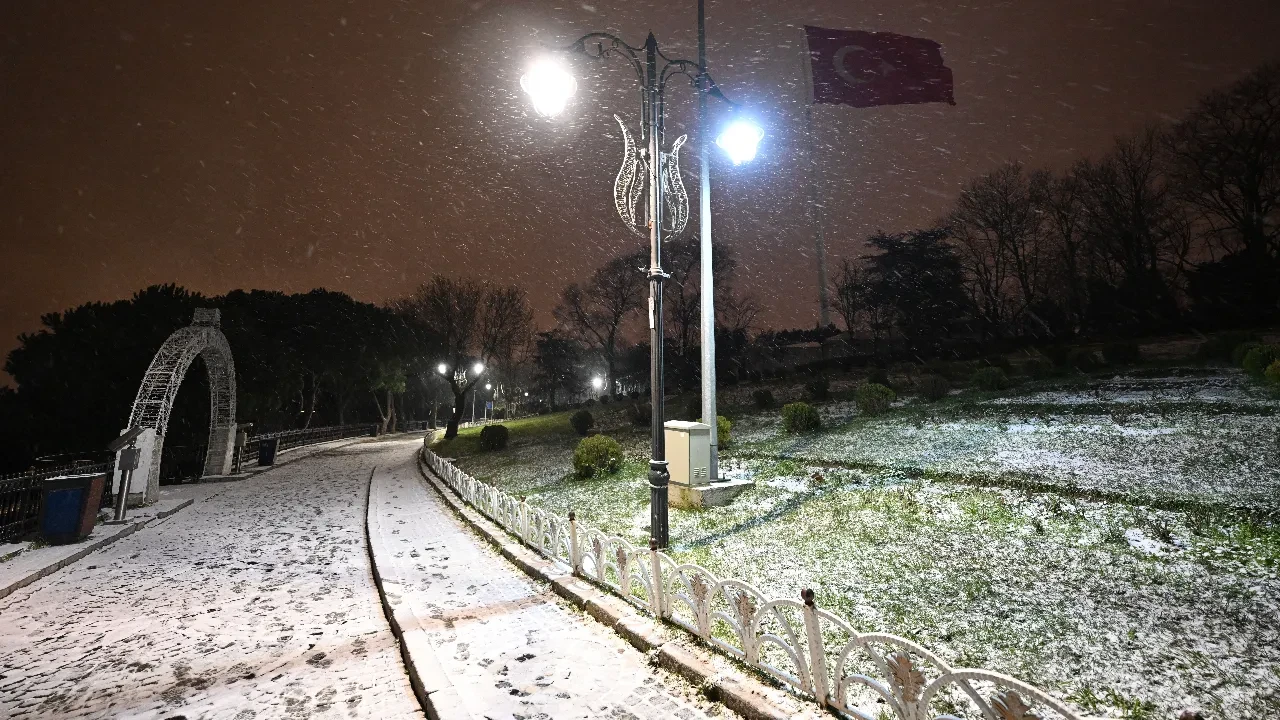 İstanbul beyaza büründü! Kar yağışı etkili oluyor
