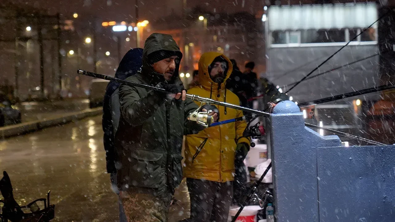 İstanbul'da kar yağışı başladı: Valilik yarın için uyardı