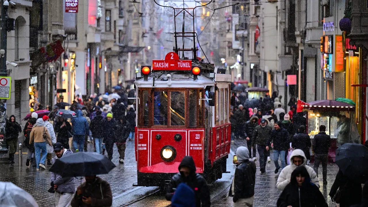 İstanbul'da karla mücadele sürüyor: Yağış aralıklarla devam ediyor