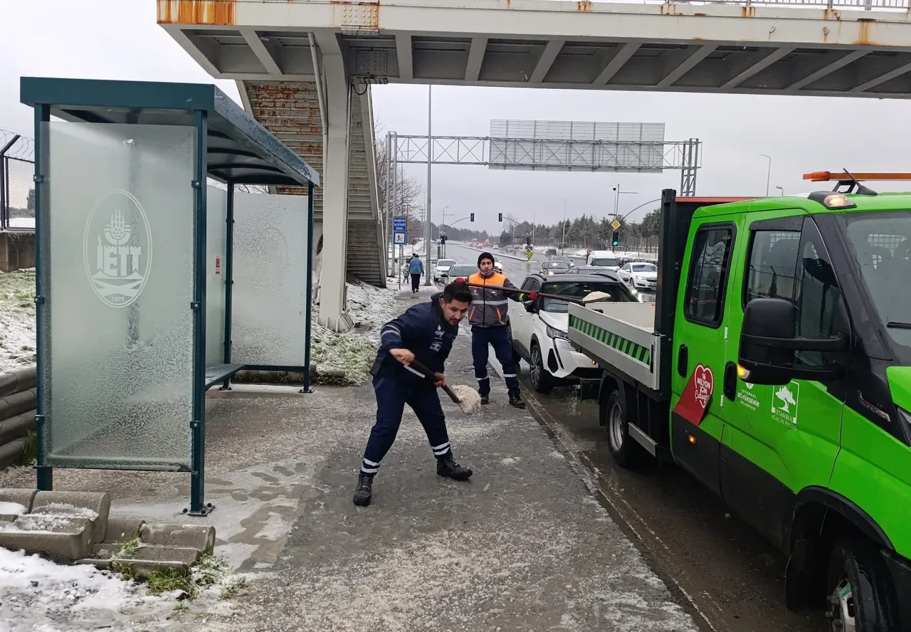 İstanbul'da karla mücadele sürüyor: Yağış aralıklarla devam ediyor