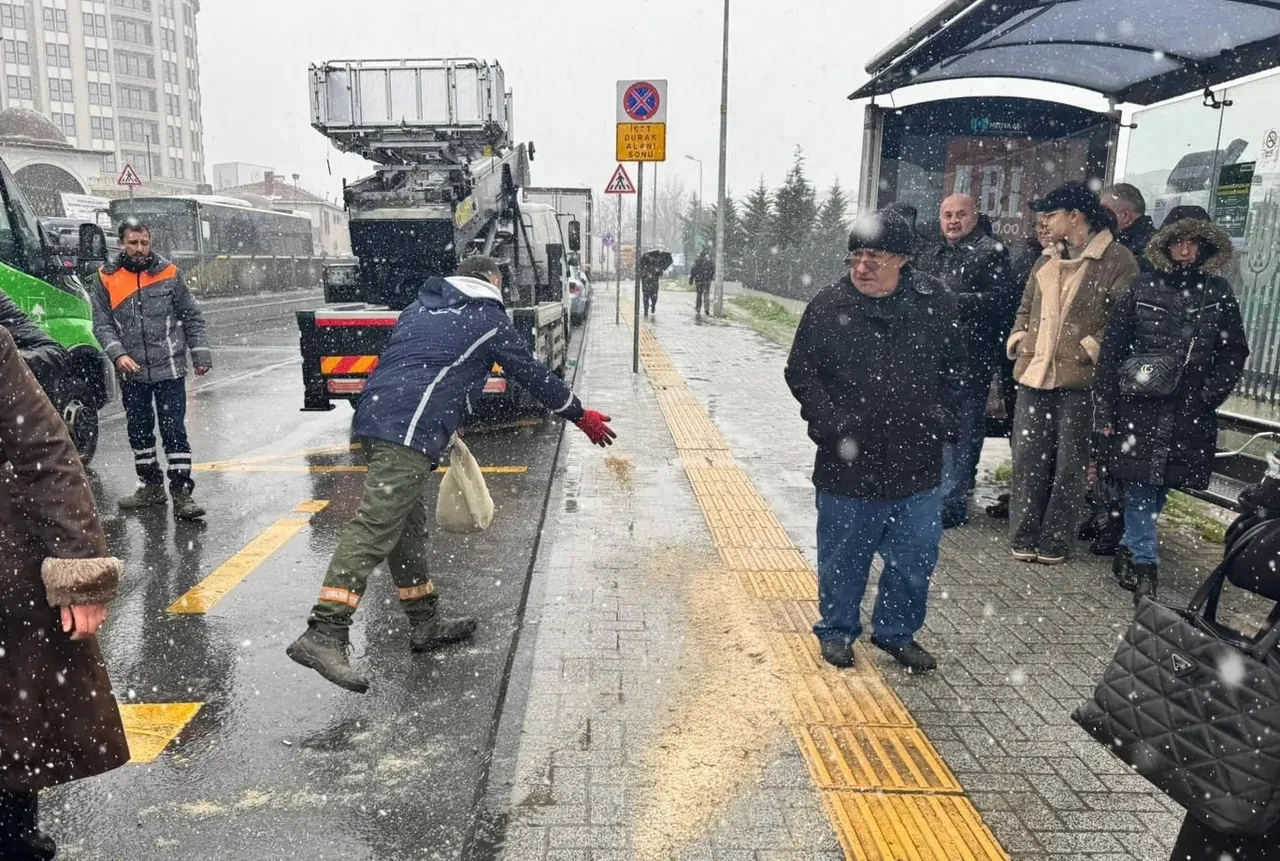 İstanbul'da karla mücadele sürüyor: Yağış aralıklarla devam ediyor