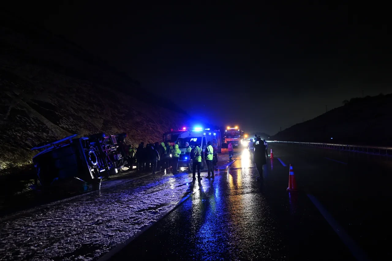 İstanbul'da servis minibüsü devrildi: Çok sayıda yaralı var