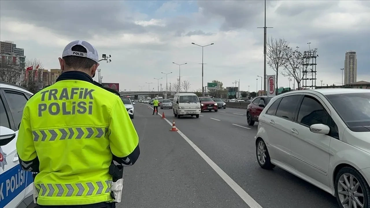 İstanbul'da yarın bazı yollar trafiğe kapatılacak! Saat verildi, sürücüler dikkat