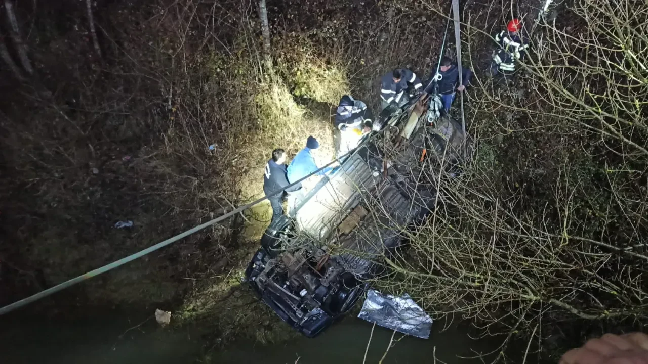 Kocaeli’de feci kaza! Çaya uçan otomobil baba ile oğluna mezar oldu