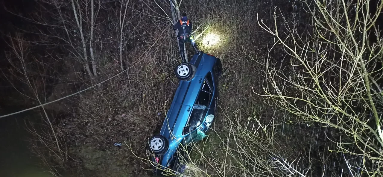 Kocaeli’de feci kaza! Çaya uçan otomobil baba ile oğluna mezar oldu