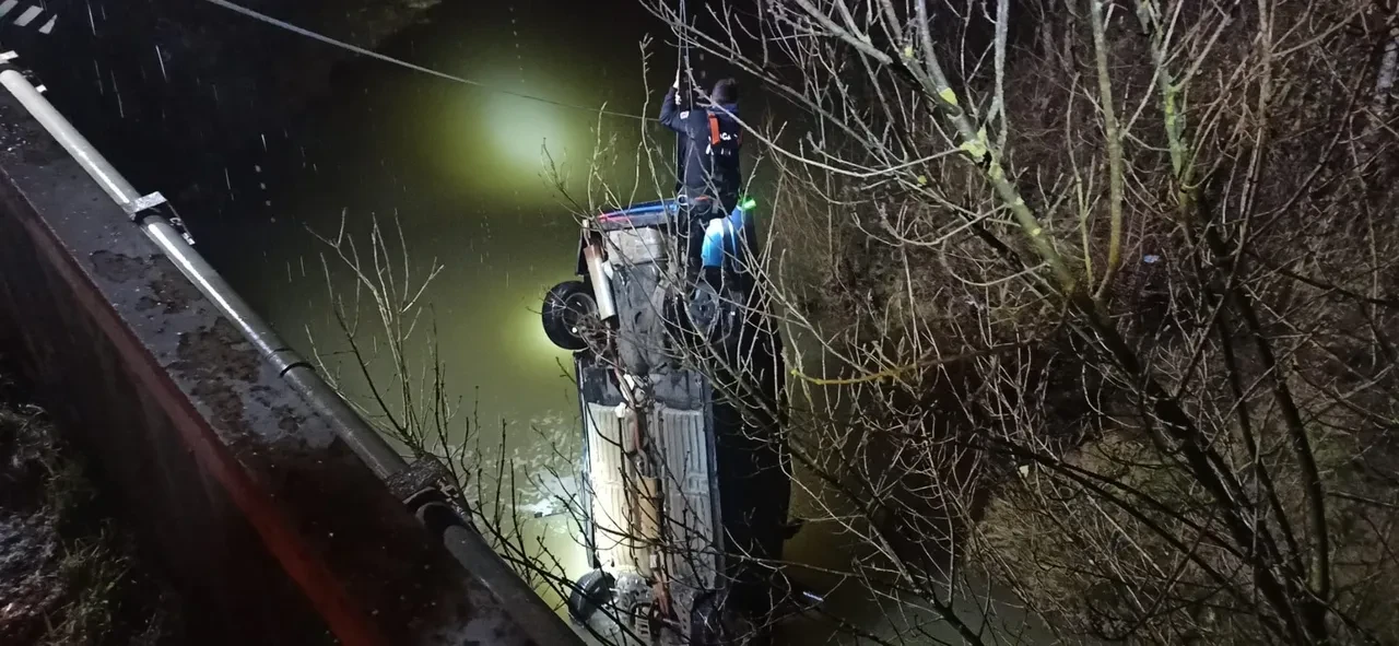 Kocaeli’de feci kaza! Çaya uçan otomobil baba ile oğluna mezar oldu