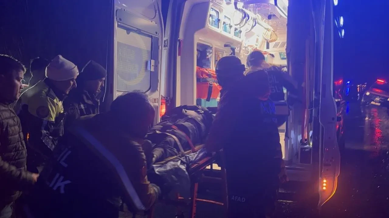 Kocaeli’de feci kaza! Çaya uçan otomobil baba ile oğluna mezar oldu