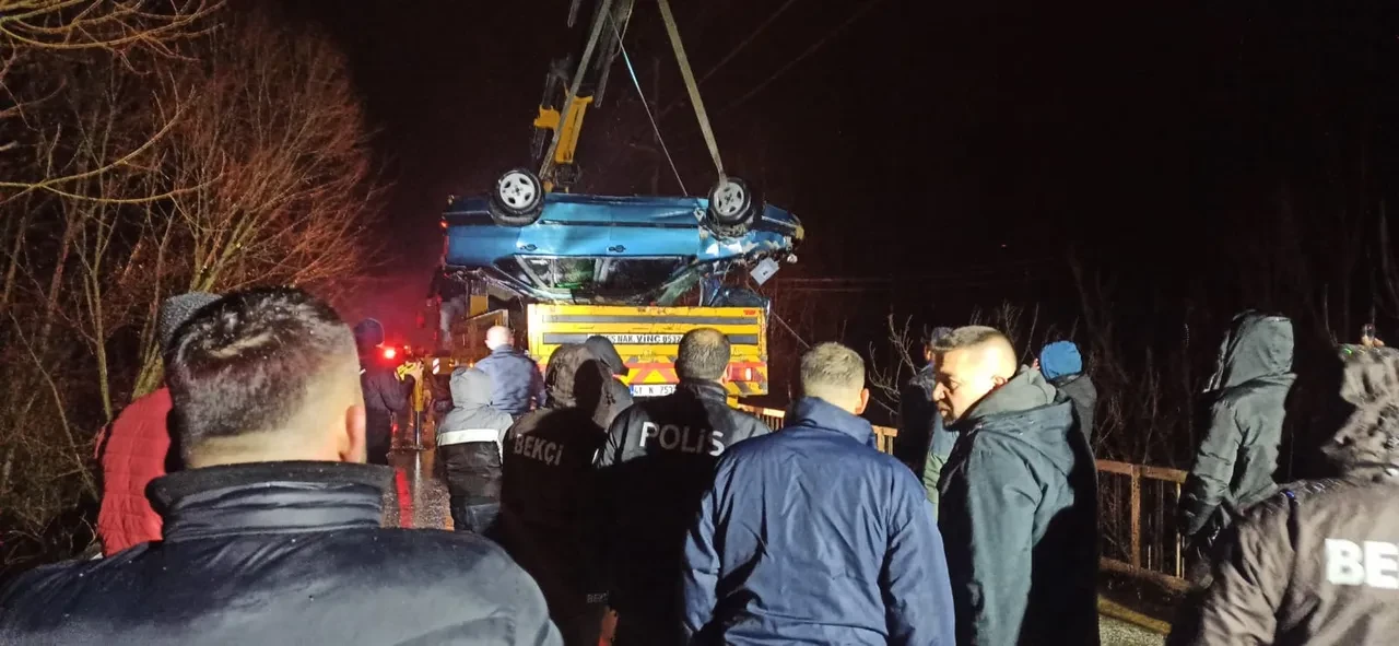 Kocaeli’de feci kaza! Çaya uçan otomobil baba ile oğluna mezar oldu