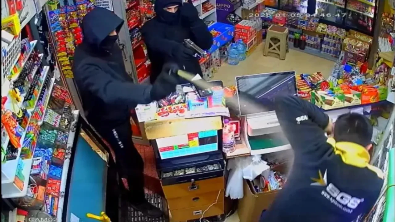 Market sahibine dehşeti yaşattılar! Biber gazlı ve silahlı 9.500 TL'lik soygun 