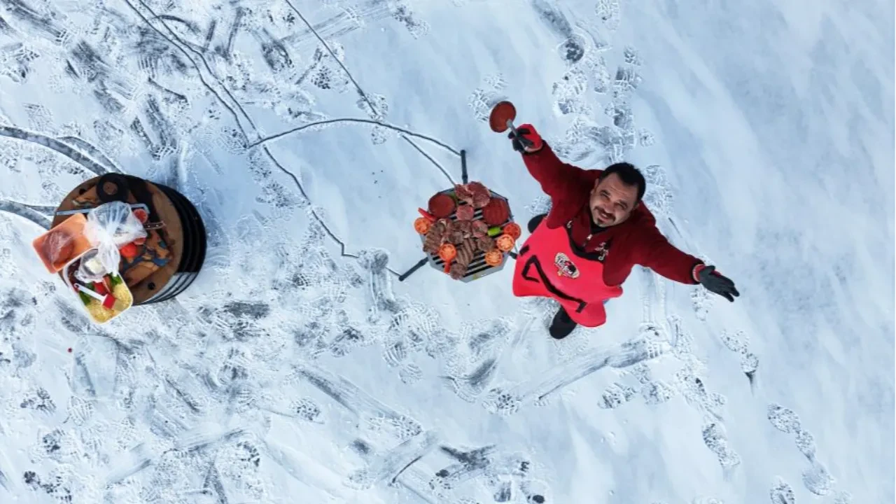 Meşhur tostçu, soğuk havada şov yapmak isterken kendini yaktı