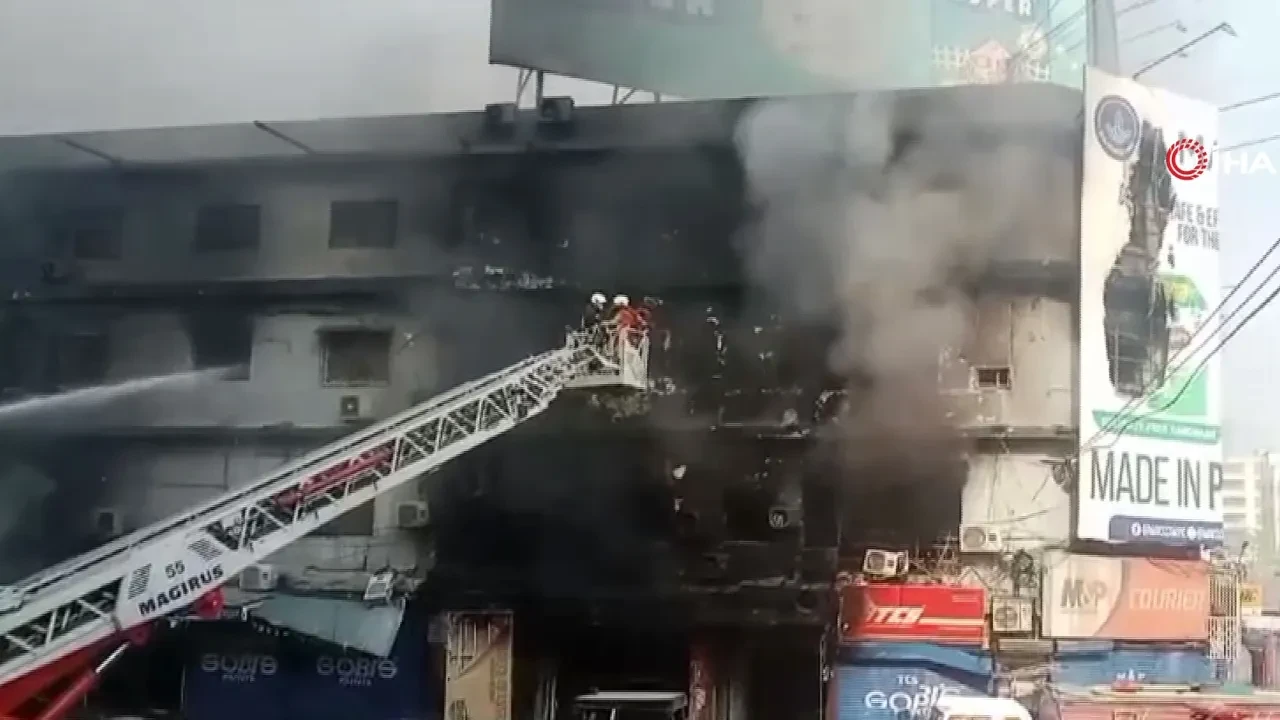 Pakistan'da alışveriş merkezinde yangın! Ölü ve yaralılar var
