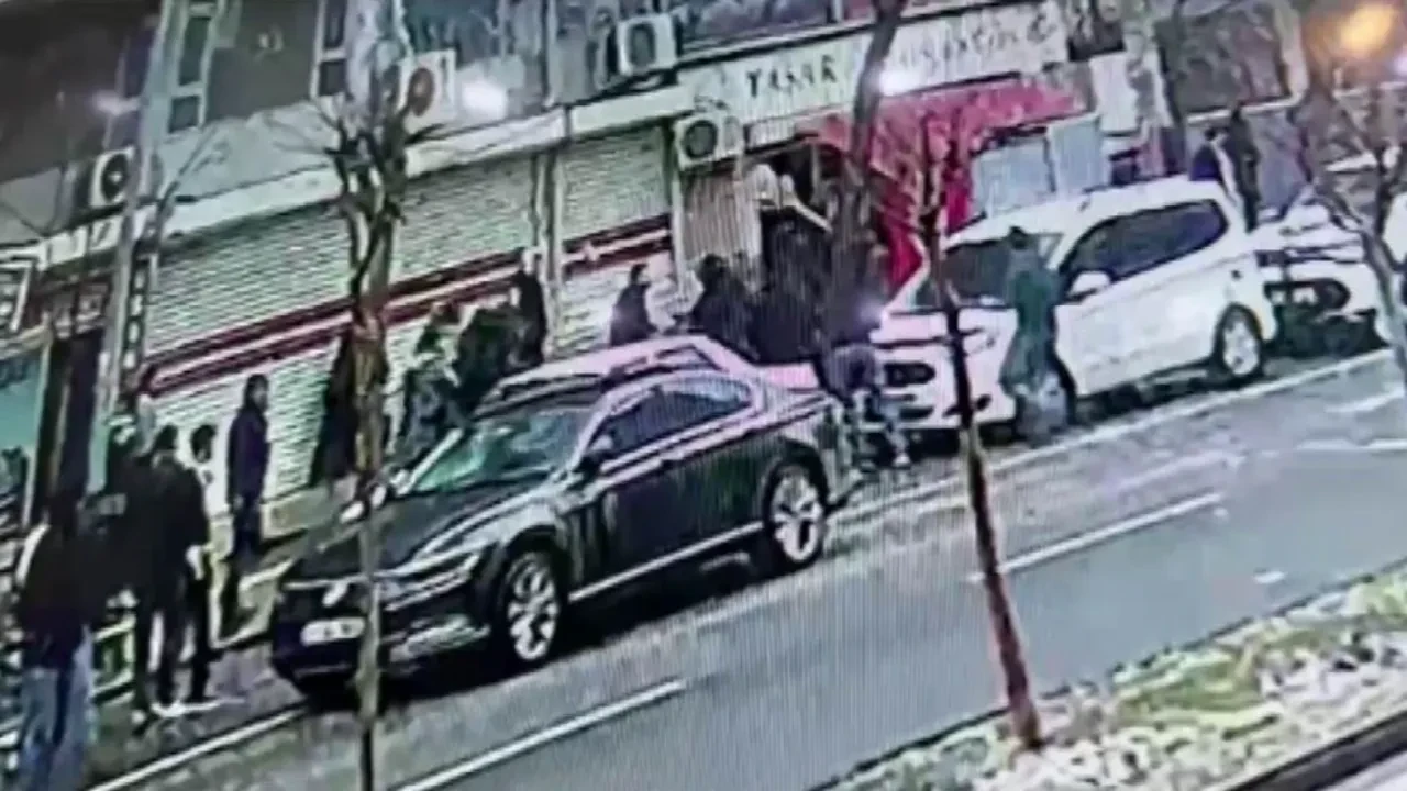 Pamuk şekerle adam dövdü! Düğün salonunda başlayan kavga sokağa taştı