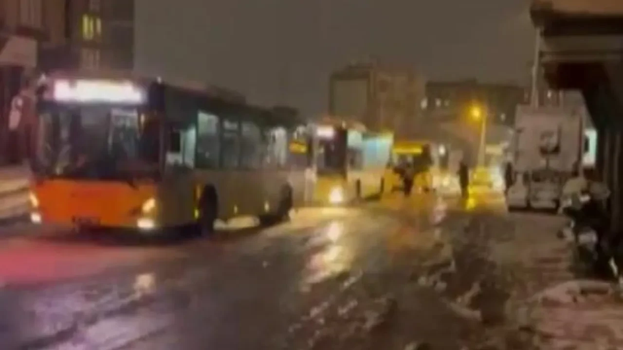 Pendik'te İETT otobüsleri kara saplandı! Yolcular evlerine yaya olarak gidebildi