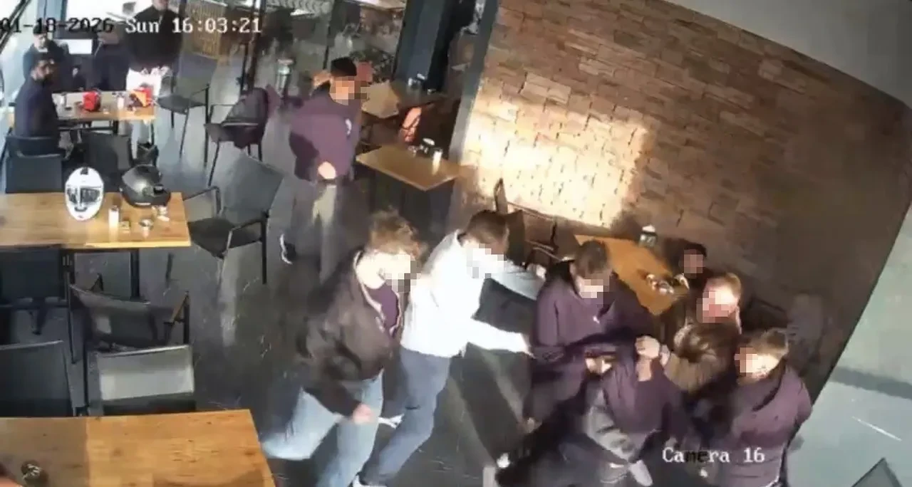 Samsun'da pastanede dehşet: Aynı masada oturduğu iki genci bıçakladı