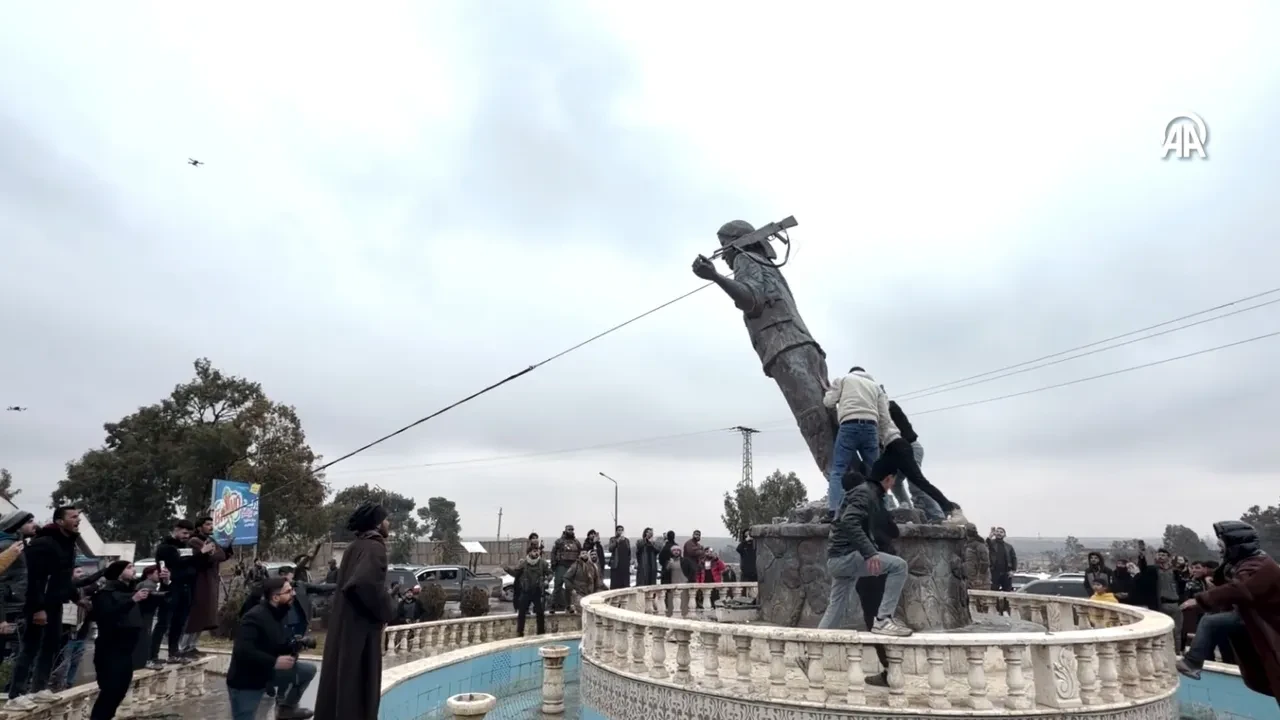 Tabka'da kutlamalar başladı! Halk terör örgütünün sembolü heykelleri yıktı