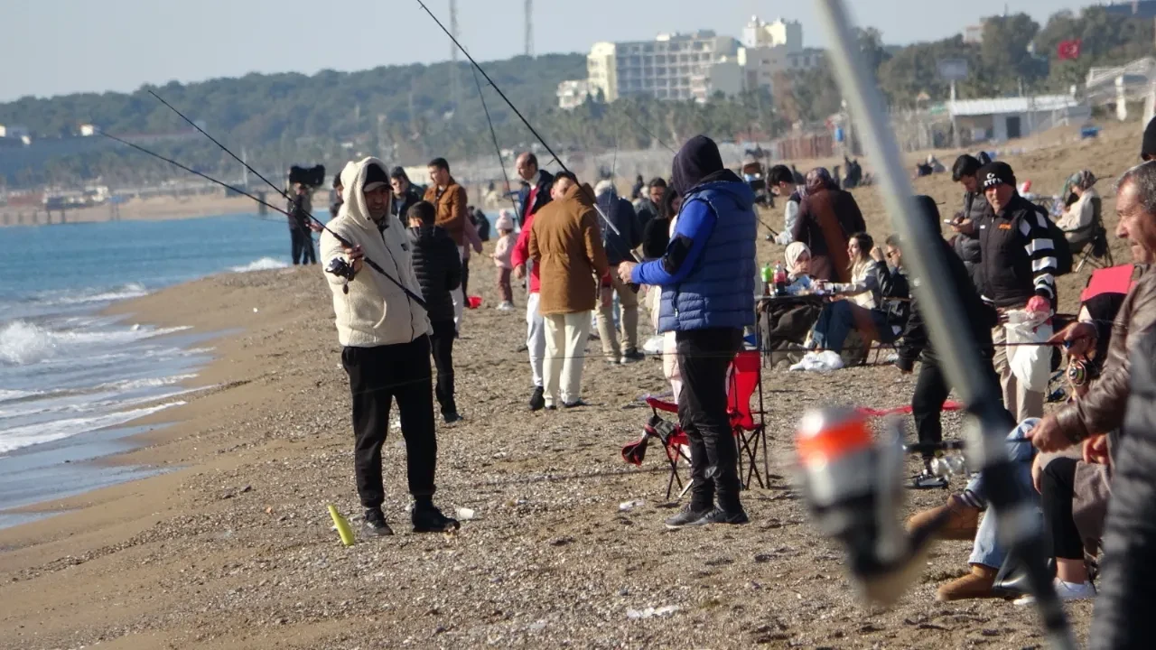 Türkiye soğuk havaya teslim Antalya ise güneşin tadını çıkarıyor
