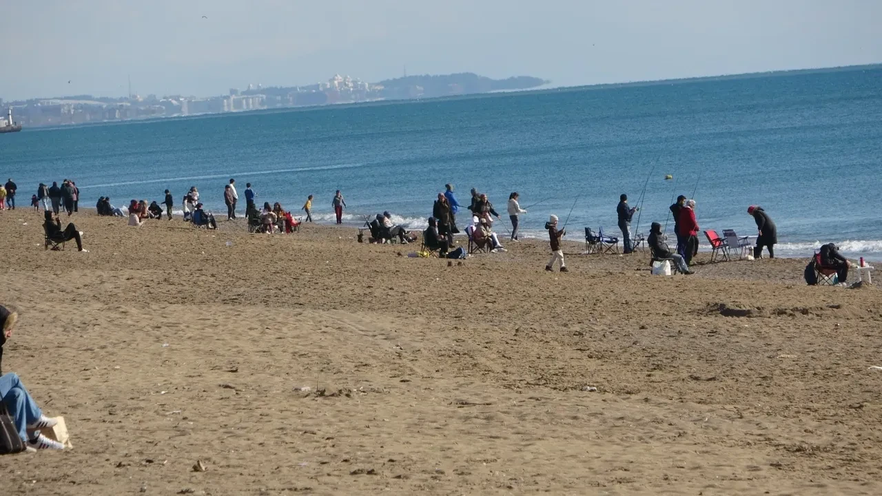 Türkiye soğuk havaya teslim Antalya ise güneşin tadını çıkarıyor