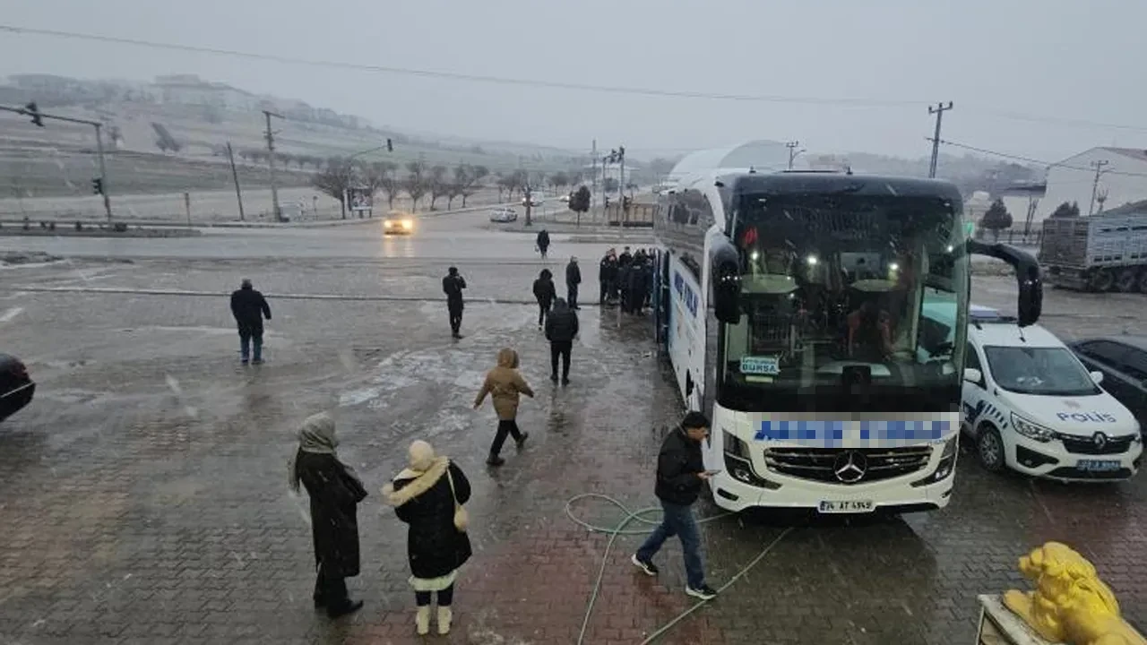 Yolcu otobüsüne saldırı! Taş, ağaç, demir ne buldularsa vurdular