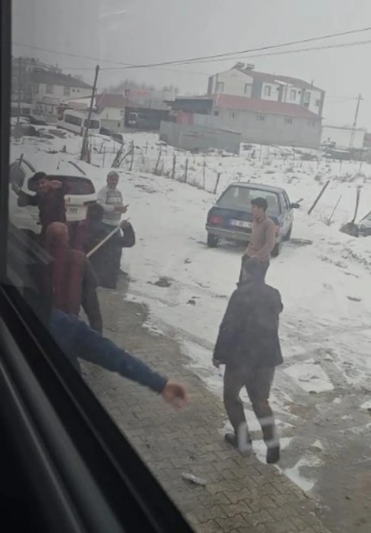 Yolcu otobüsüne saldırı! Taş, ağaç, demir ne buldularsa vurdular