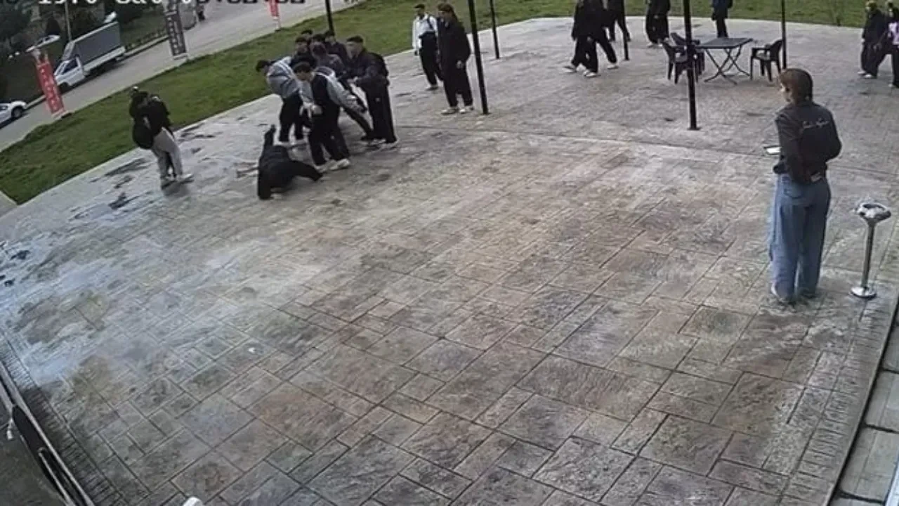 Akran zorbalığı sokağa taştı! Darp edilen genci esnaf böyle çekip kurtardı 