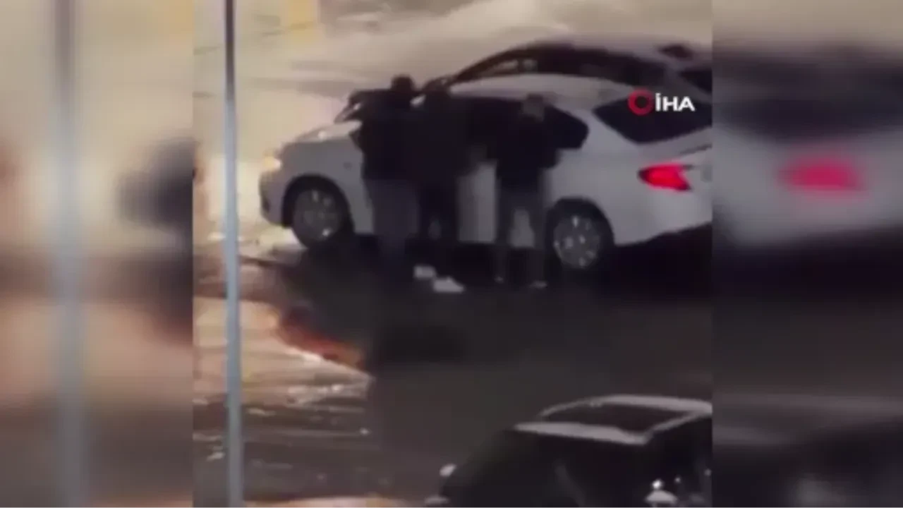 Esenyurt'ta korku dolu anlar! Tartıştıkları şahsın aracını sopalarla parçaladılar