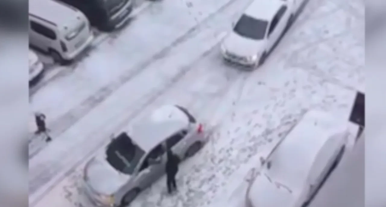 Esenyurt'ta yollar buz pistine döndü! Kayan araç böyle kaza yaptı